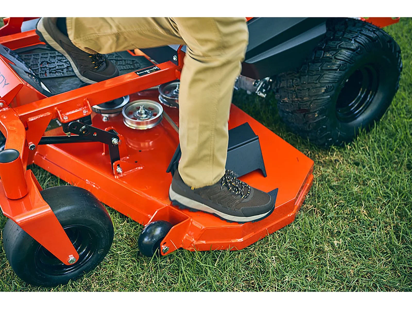 60 Inch 26 HP Gas Zero-Turn Mower with V-Twin Engine - Image 4